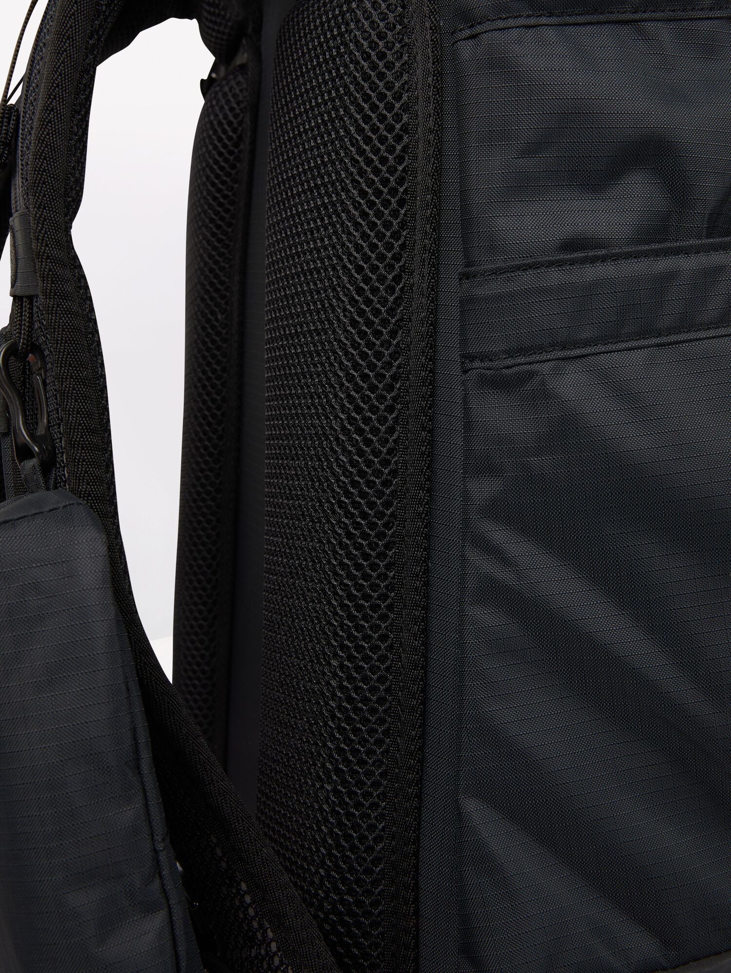 Pinqponq-Komut-Medium-Pure-Black-Detail