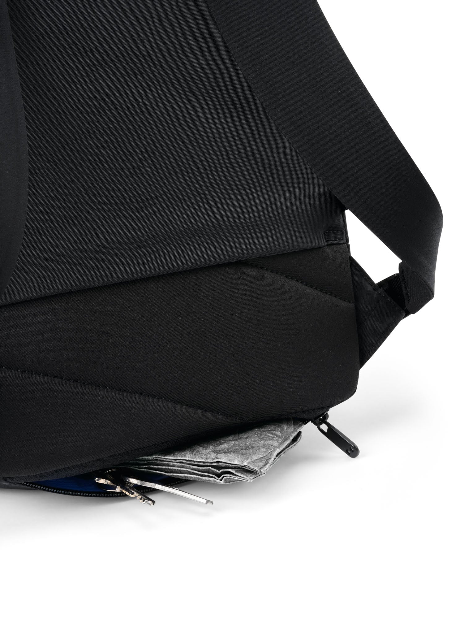 pinqponq-Kontor-Crinkle-Black-closeup-details