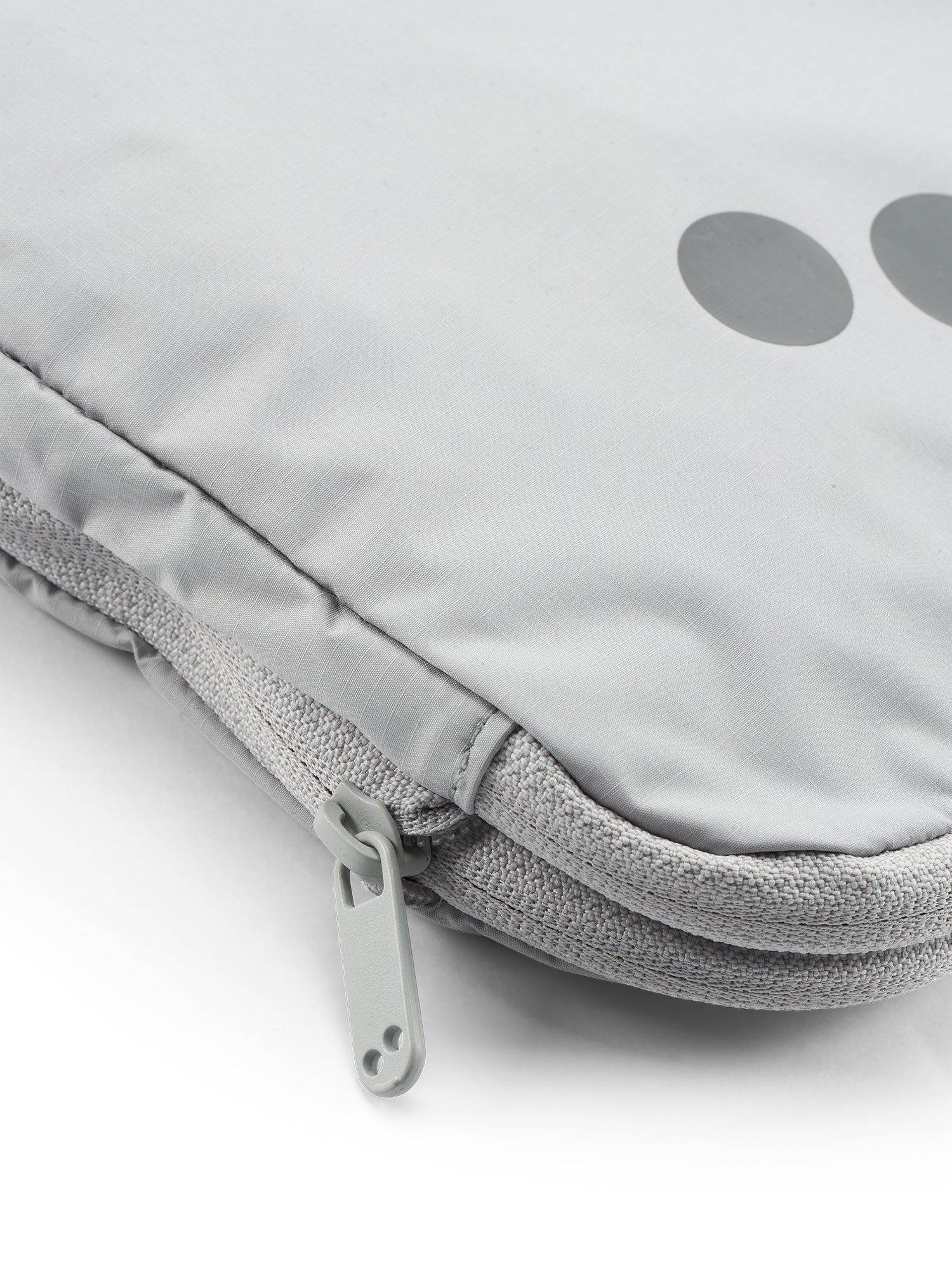 pinqponq-Komprik-L-Glacier-Grey-closeup-details