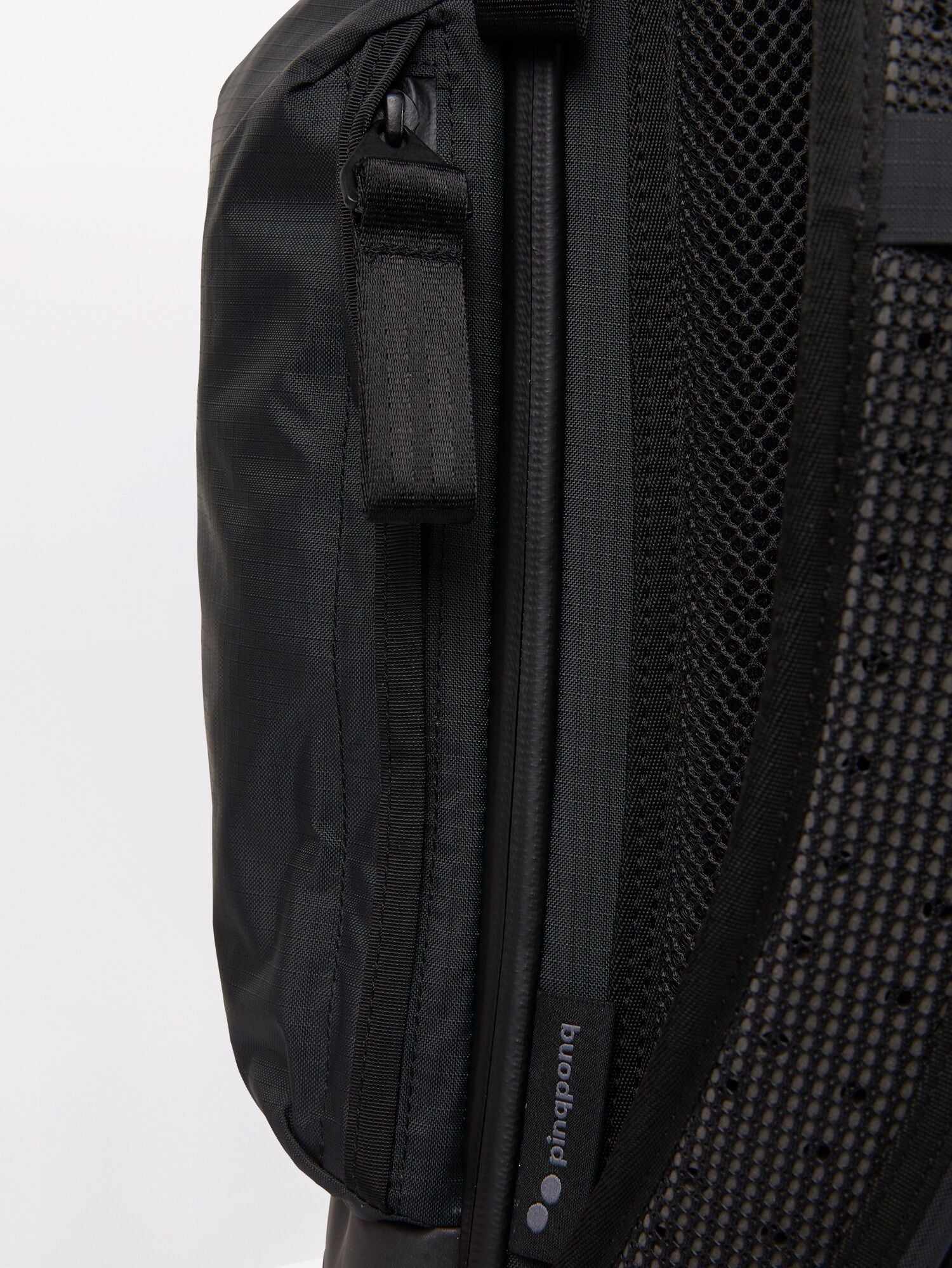Pinqponq-Komut-Medium-Pure-Black-Detail