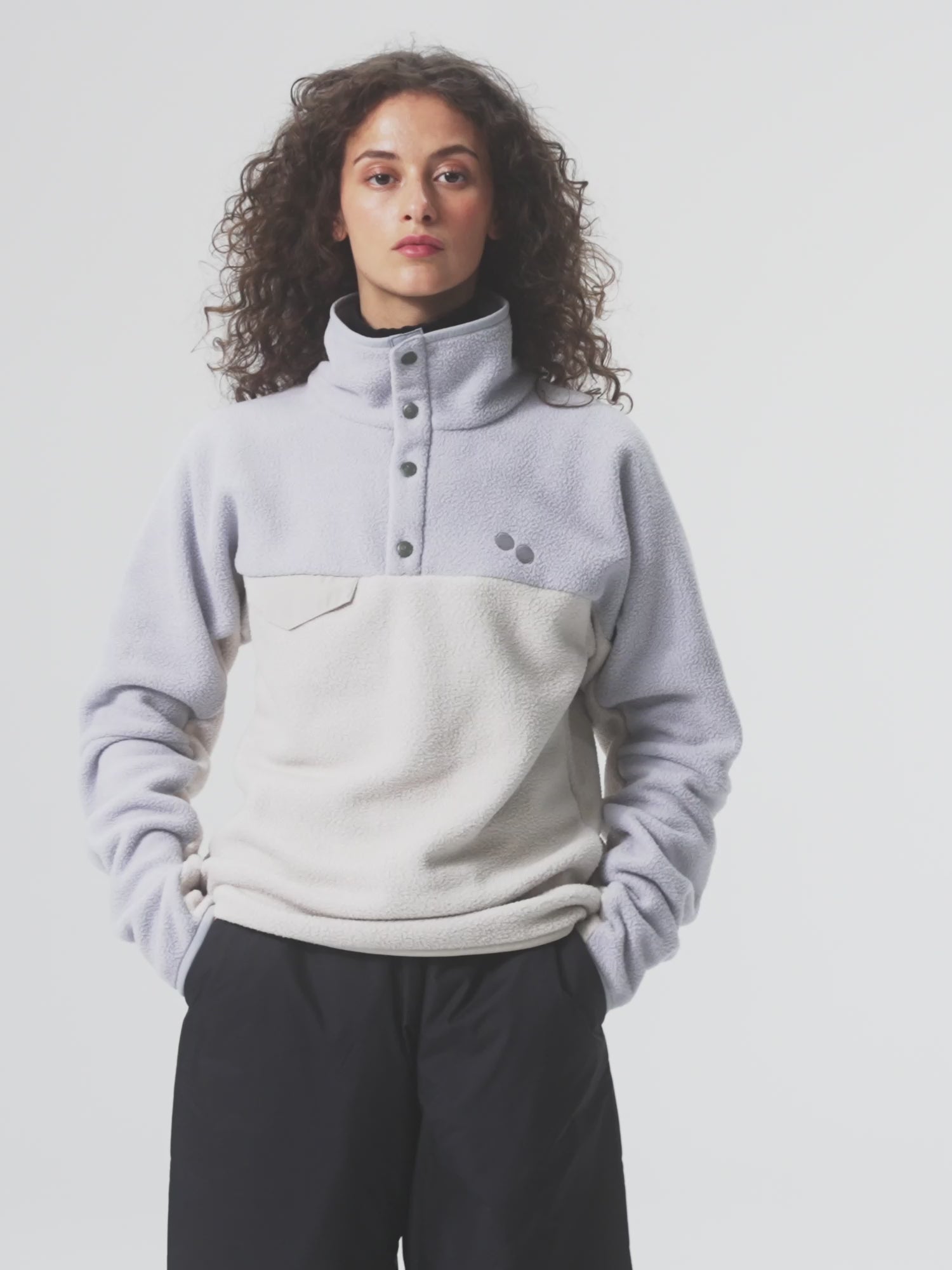 pinqponq-Fleece-Pullover-Tune-Grey-model-video